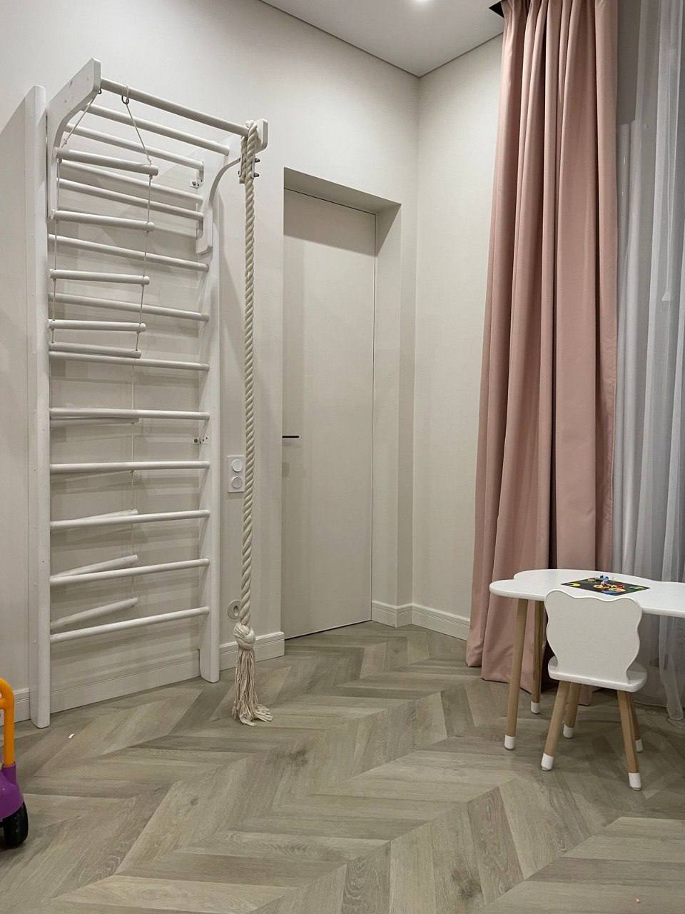 Кварцвиниловый SPC ламинат Vinilam Parquet Chevron Шеврон Сезар RI4445118CL4 французская елка 1293×305×8,5 фото в интерьере